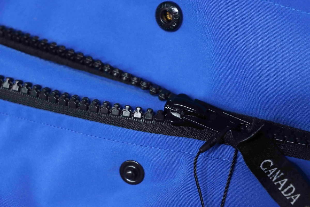  Canada Goose   Short blue down jacket