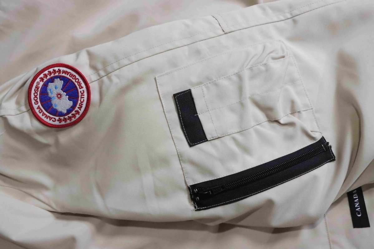 Canada Goose   Short white down  jacket