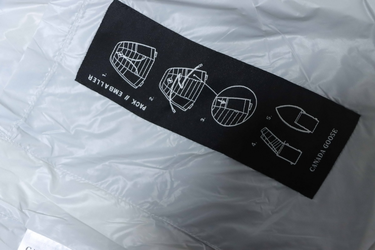  Canada Goose  Puff Plaid Down Jacket White