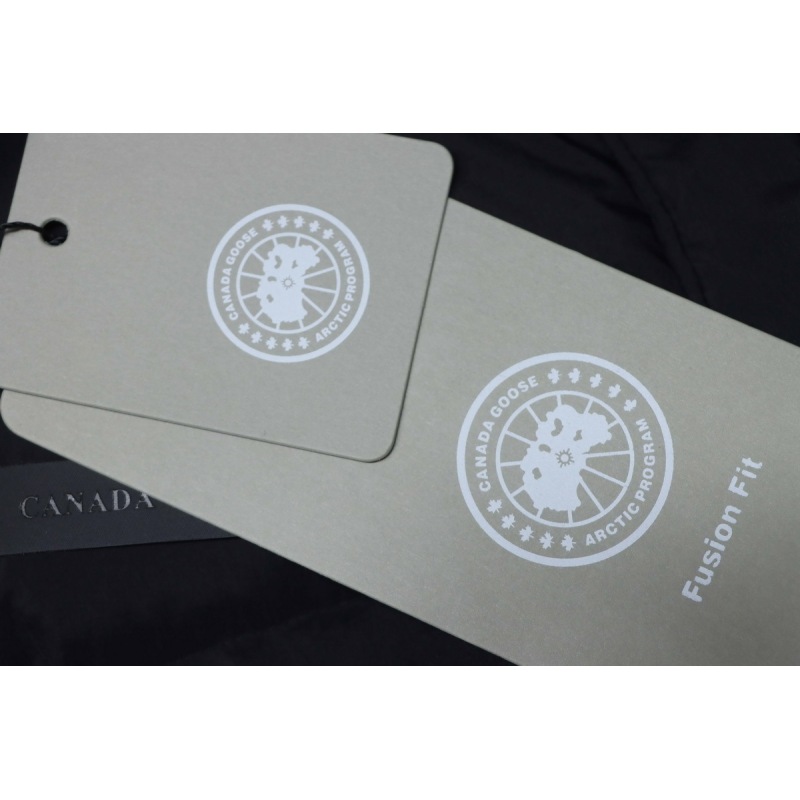  Canada goose  Hooded down jacket black