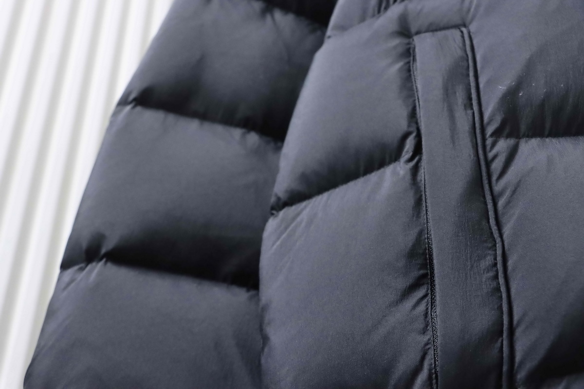 Canada goose Hooded down jacket black