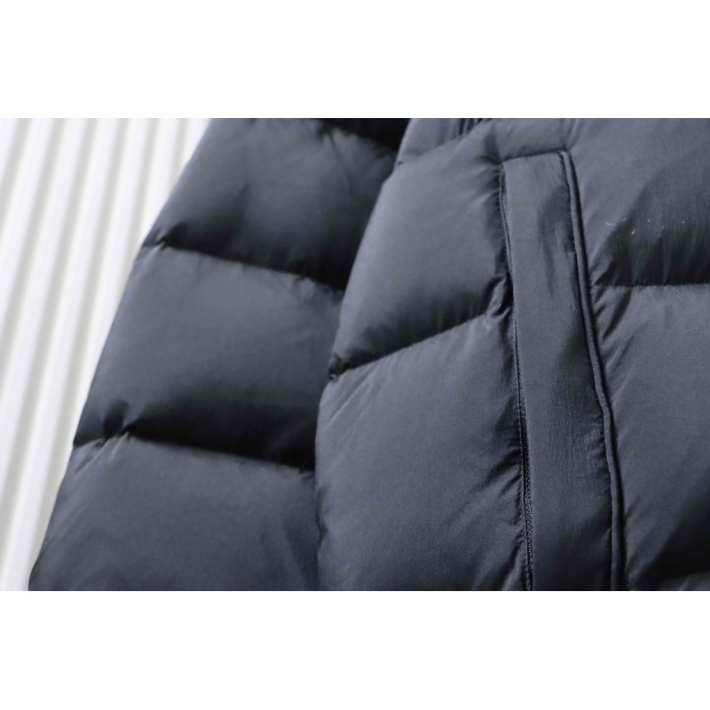  Canada goose  Hooded down jacket black