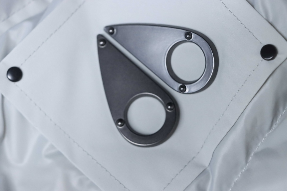 Moose knuckless Glossy down vest White