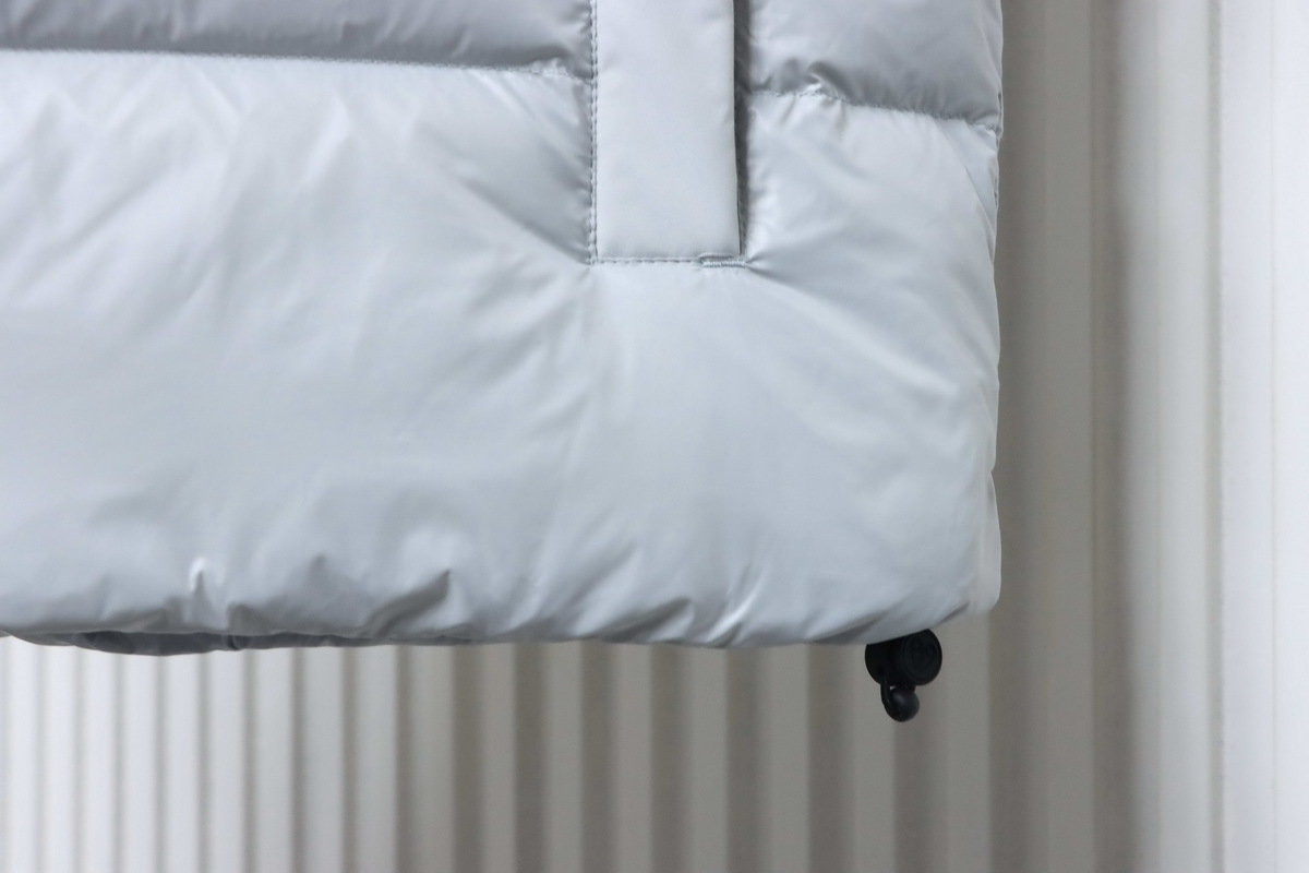 Moose knuckless Glossy down vest White