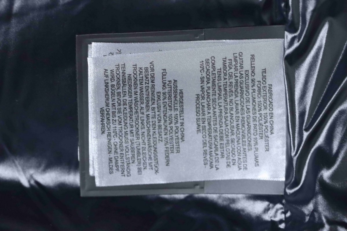 Moose knuckless Glossy down vest Black