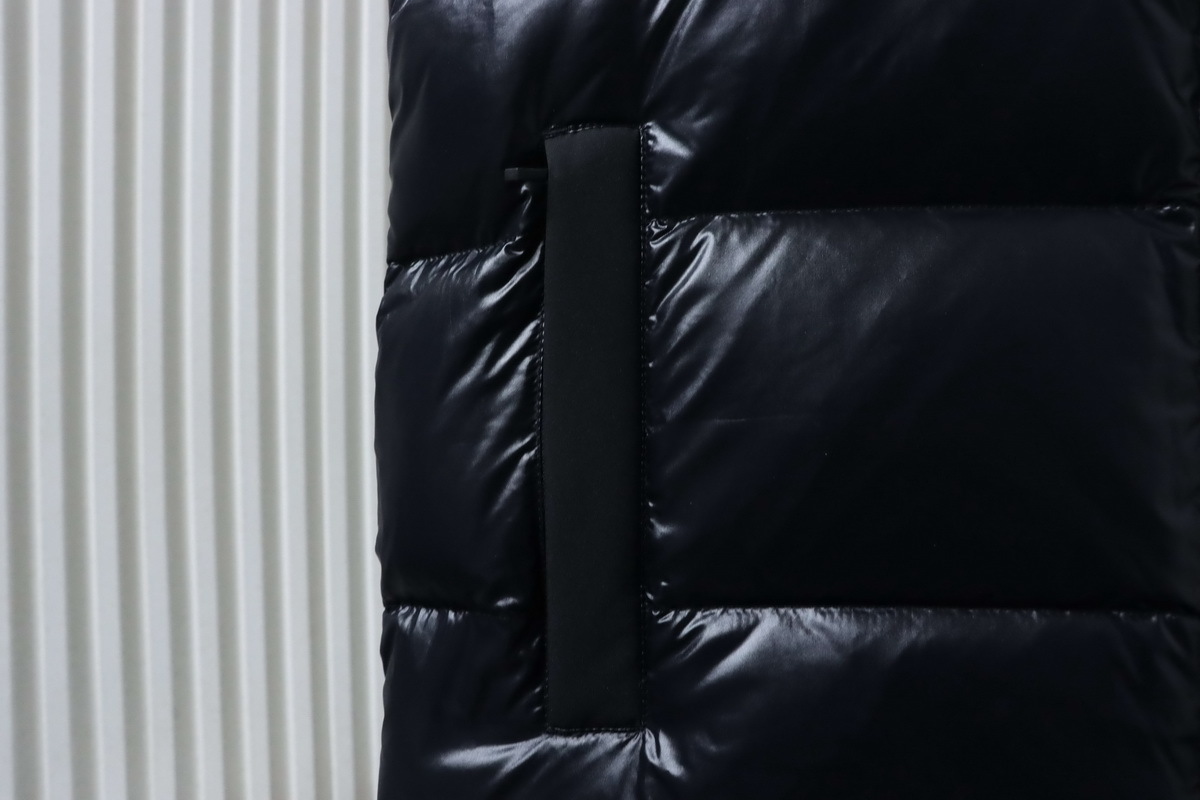 Moose knuckless Glossy down vest Black