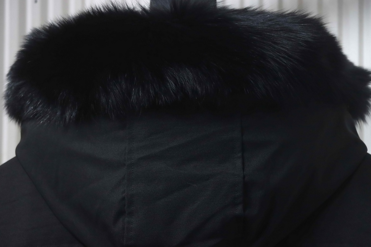 Moose knuckless gold scissor jacket down jacket black