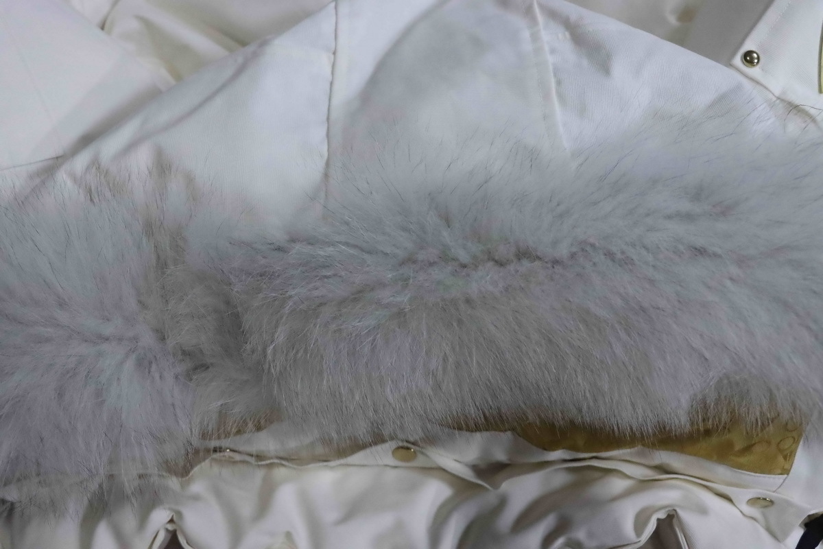 Moose knuckless Women's Gold Scissors Down Jacket White