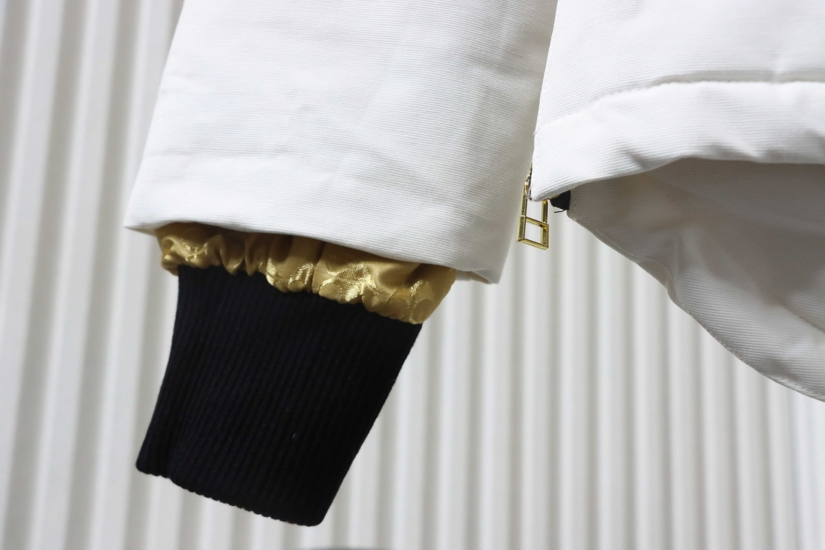 Moose knuckless Women's Gold Scissors Down Jacket White