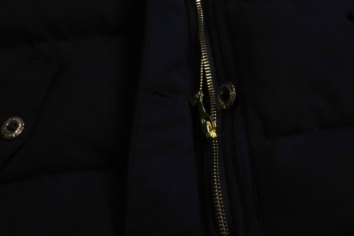 Moose knuckless Women's Gold Scissors Down Jacket Black