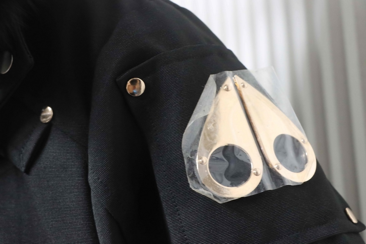 Moose knuckless Short down jacket with gold scissors design, black