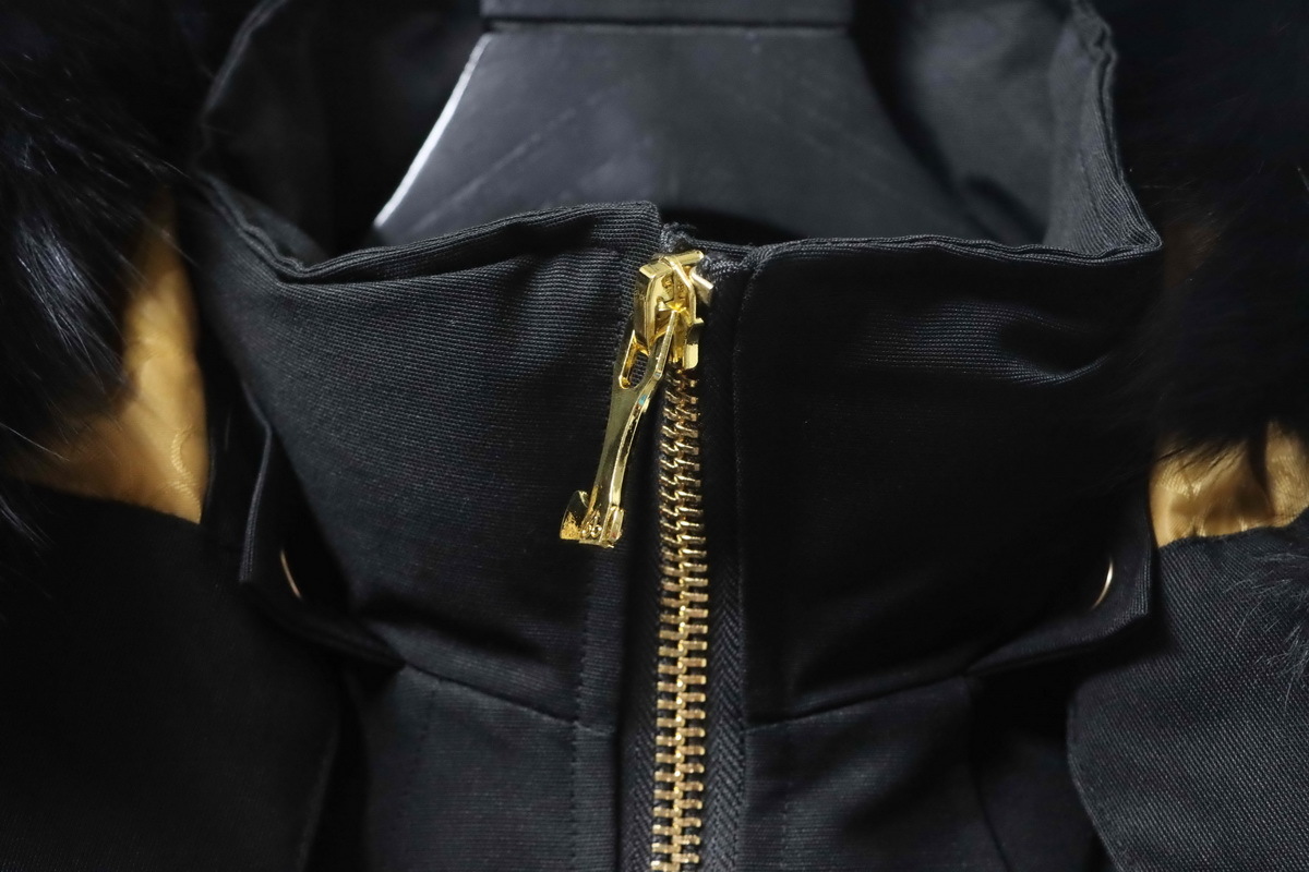 Moose knuckless Short down jacket with gold scissors design, black