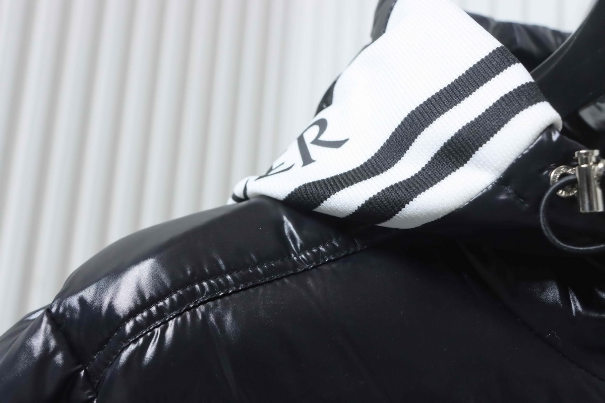   Moncler   Black  Down  Jacket  82123582