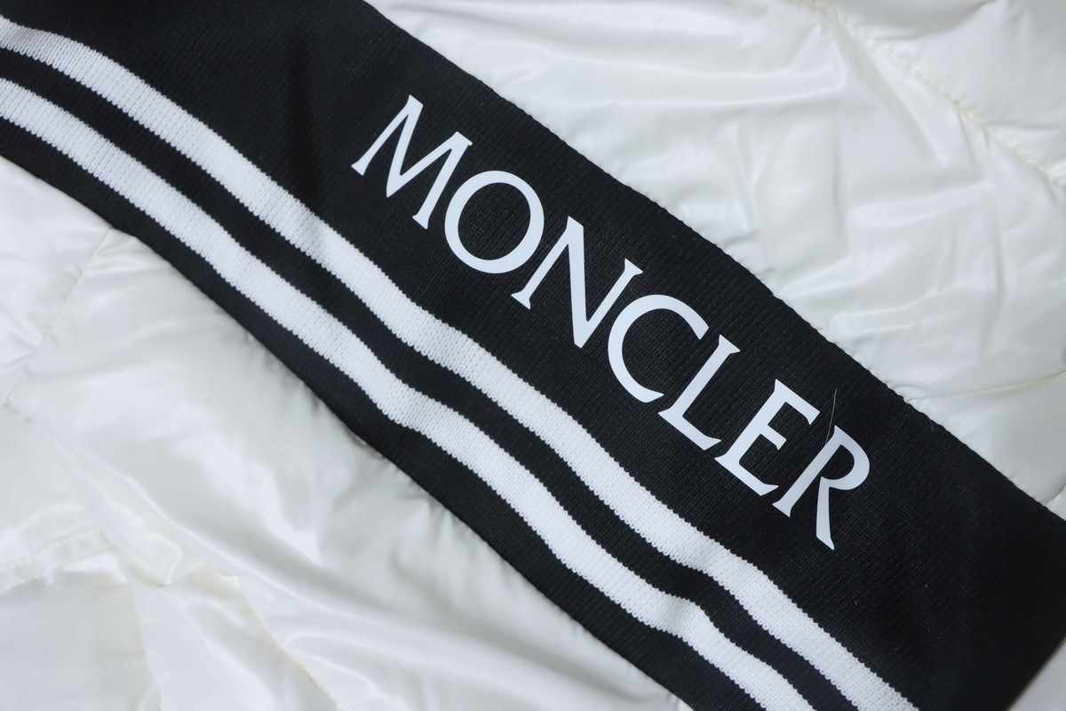 Moncler   White  Down  Jacket  82123582