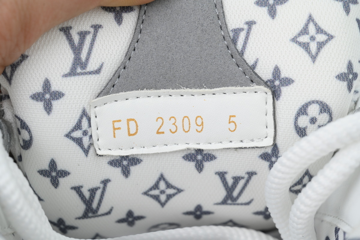  LOUIS VUITTON Light Gray Blue