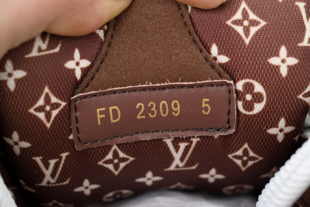  LOUIS VUITTON White Brown