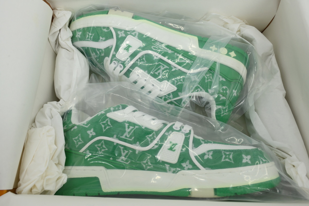  LOUIS VUITTON Green and white cloth