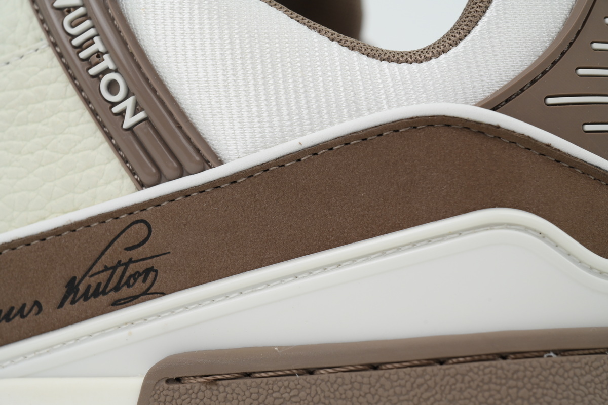  LOUIS VUITTON White with gray