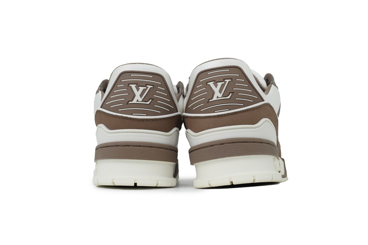  LOUIS VUITTON White with gray