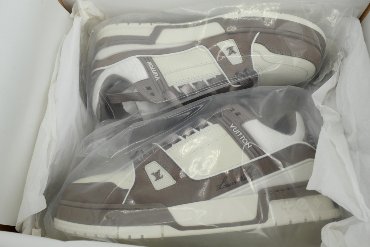  LOUIS VUITTON White with gray