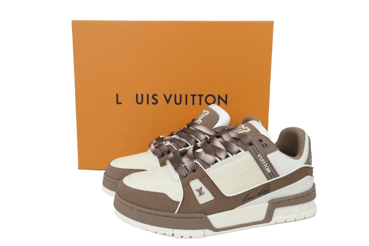  LOUIS VUITTON White with gray