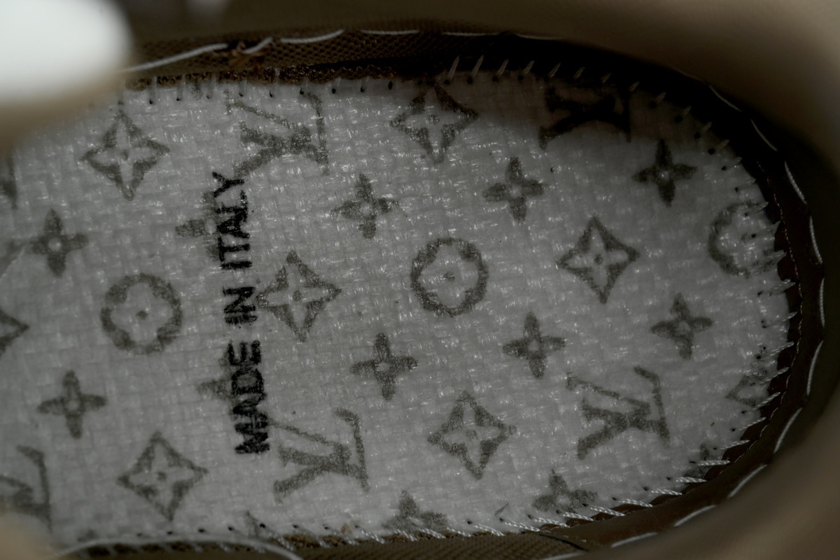  LOUIS VUITTON White with gray