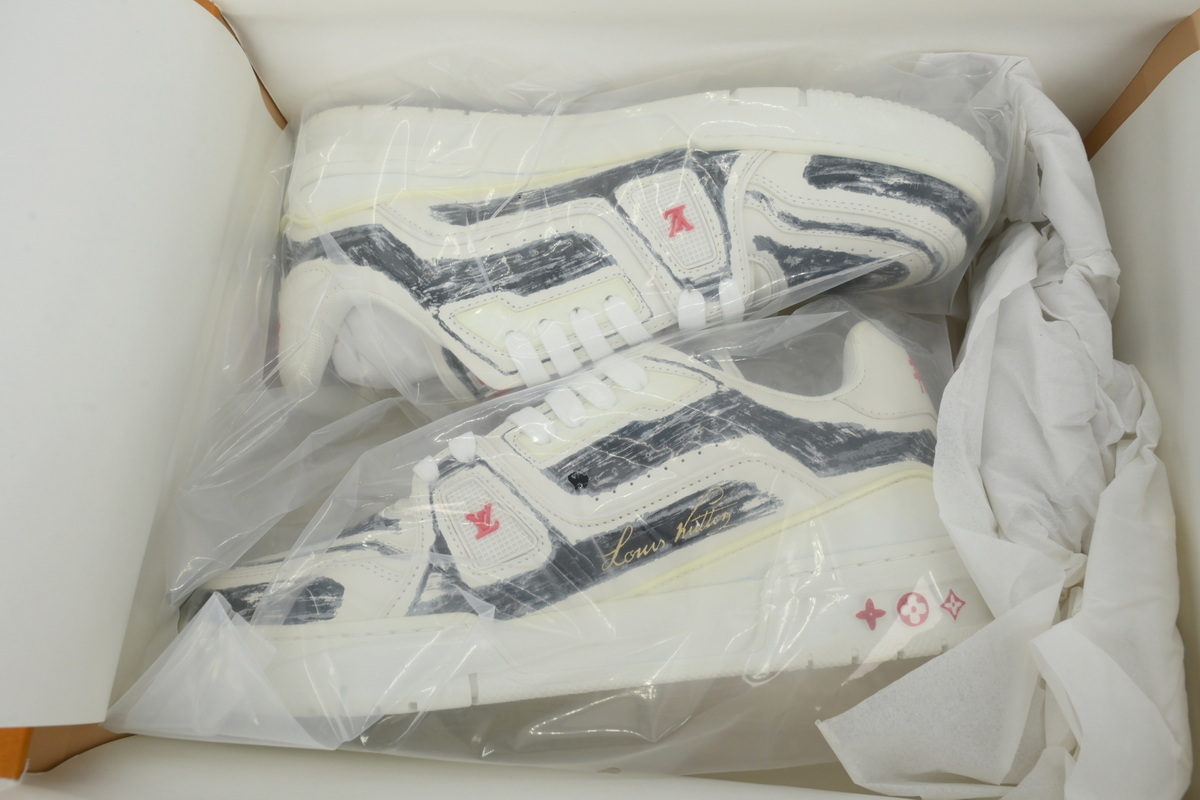 LOUIS VUITTON White/black/red