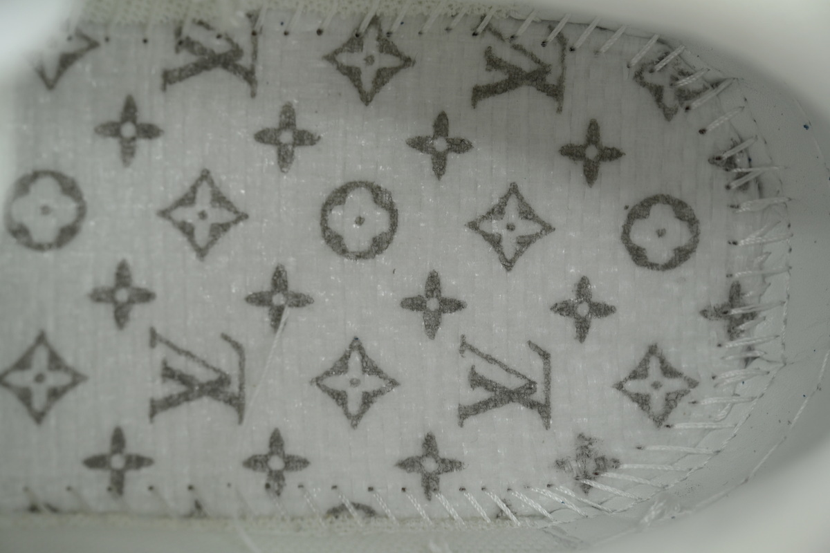 LOUIS VUITTON White/black/red