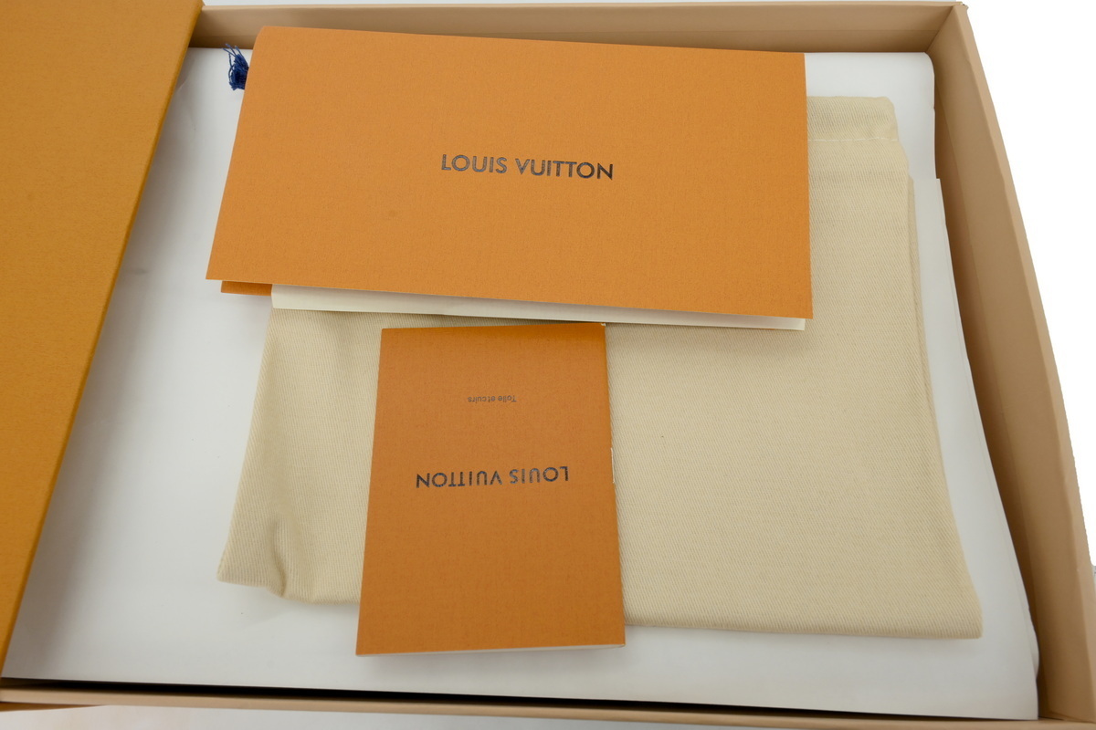 LOUIS VUITTON White/black/green