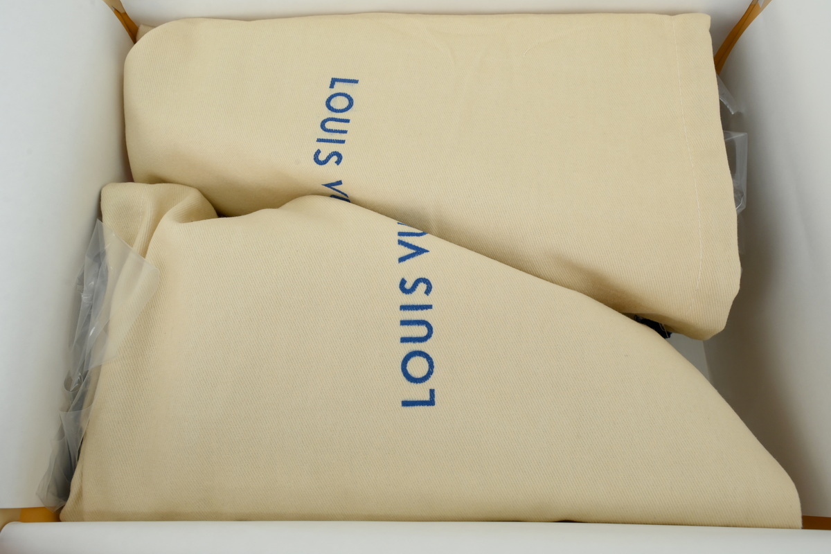 PK God Batch LOUIS VUITTON Plum Blossom Drill in Black