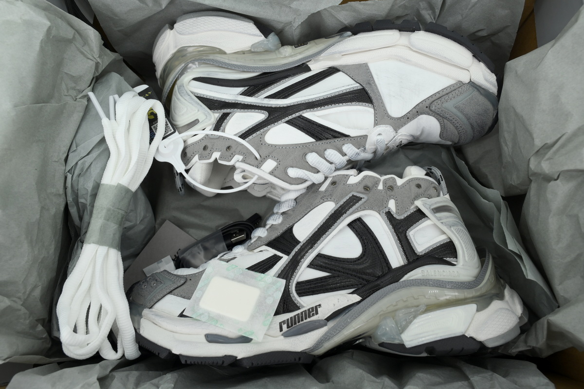 PK God Batch Balenciaga Runner Grey And Red7 853223 WRNLD 9012（LED）