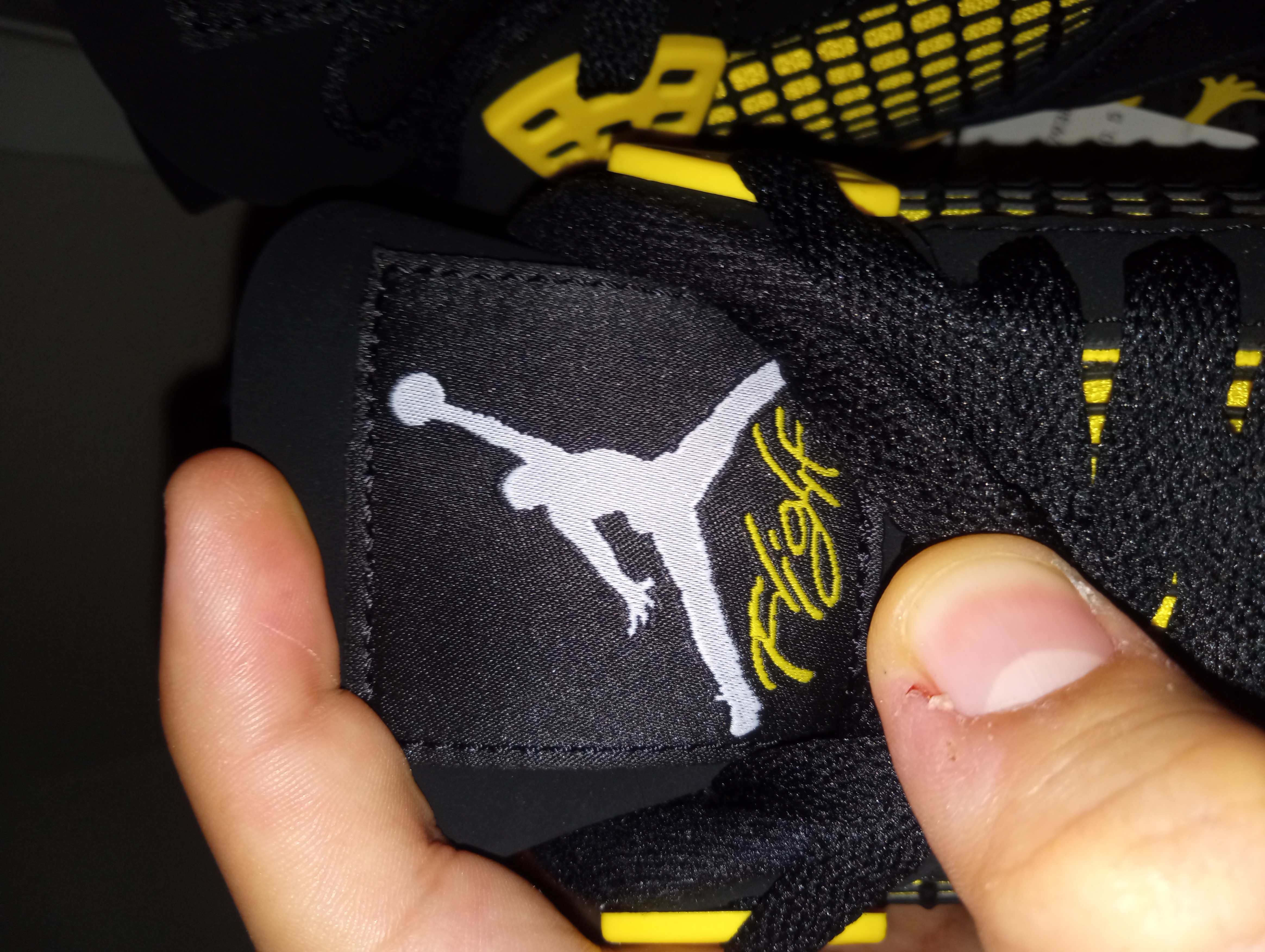 Special offer Batch Air Jordan 4 Thunder DH6927-017 review Dillon 01