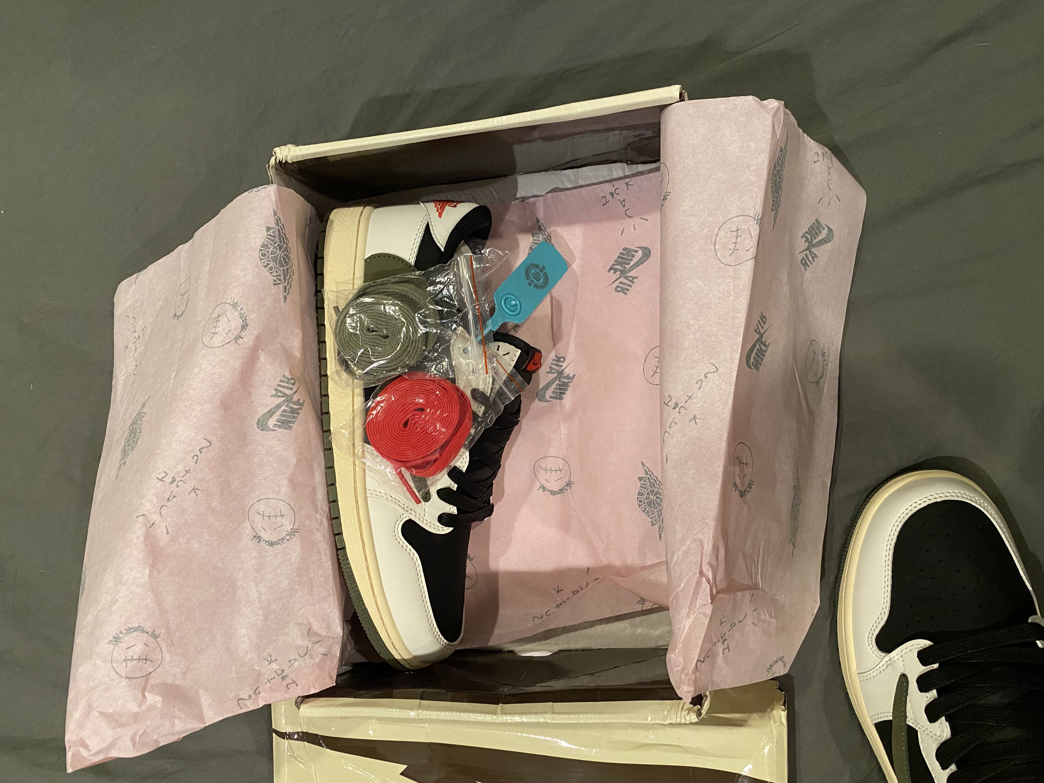 Special offer Batch Travis Scott x Air Jordan 1 Low OG Olive DZ4137-106 review Fett 04