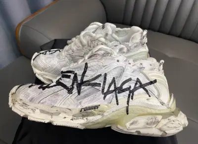PK God Batch Balenciaga Runner Graffiti White 677402 W3RBQ 9010 review J*** 00