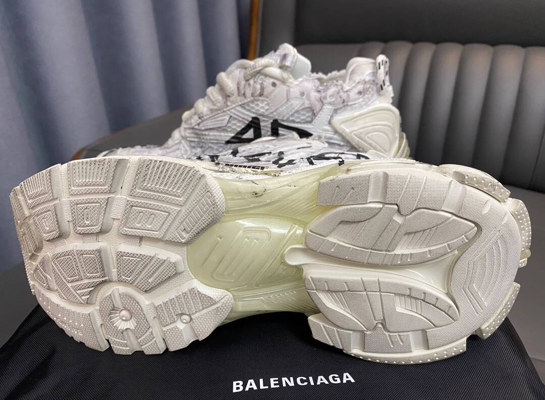 PK God Batch Balenciaga Runner Graffiti White 677402 W3RBQ 9010 review J*** 03