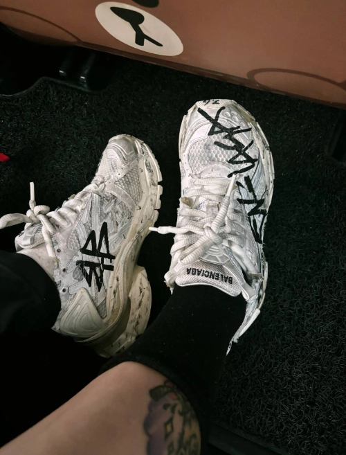 PK God Batch Balenciaga Runner Graffiti White 677402 W3RBQ 9010 review 