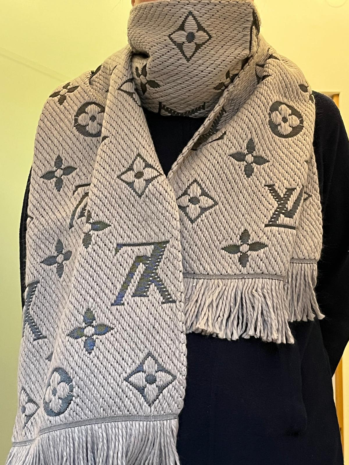 Louis Vuitton  Wool Silk Logomania Scarf Pearl Grey review Chiara Hofer