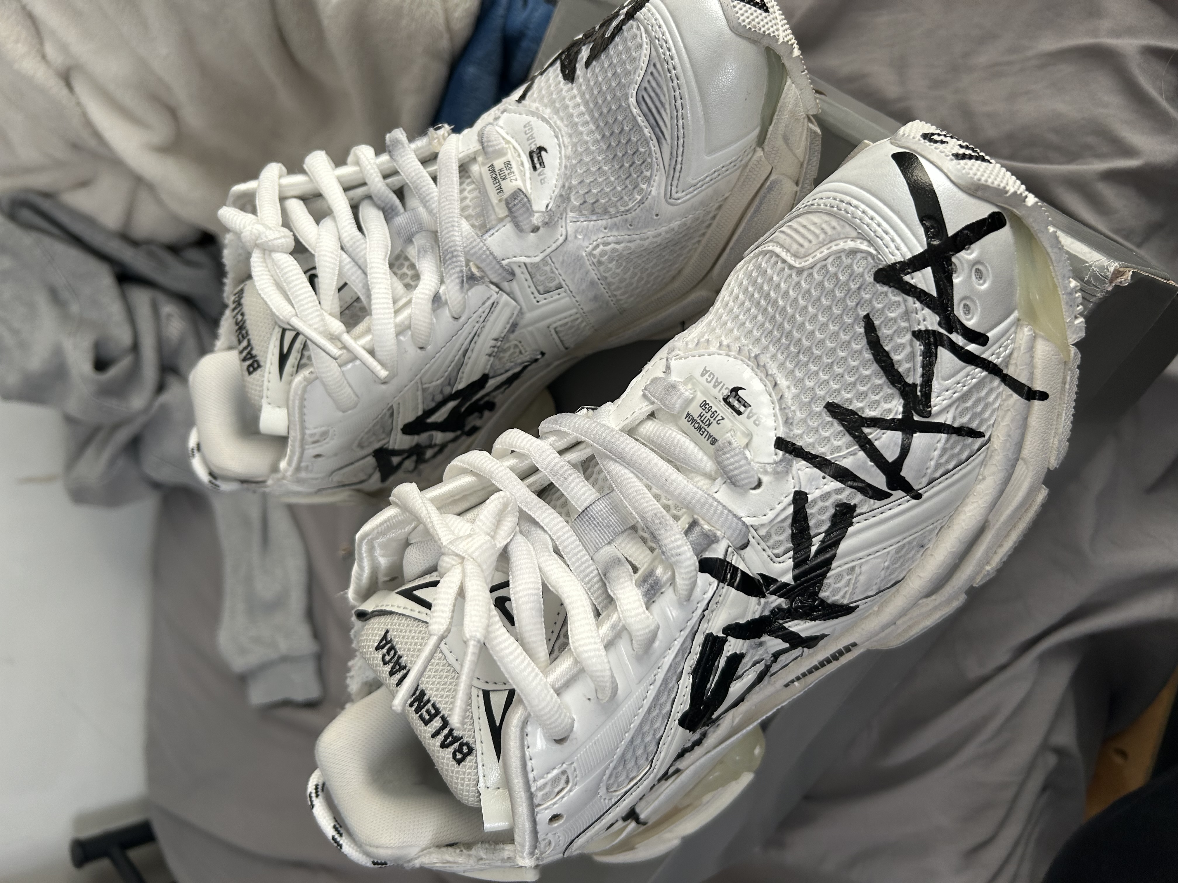 PK God Batch Balenciaga Runner Graffiti White 677402 W3RBQ 9010 review anonymous 03