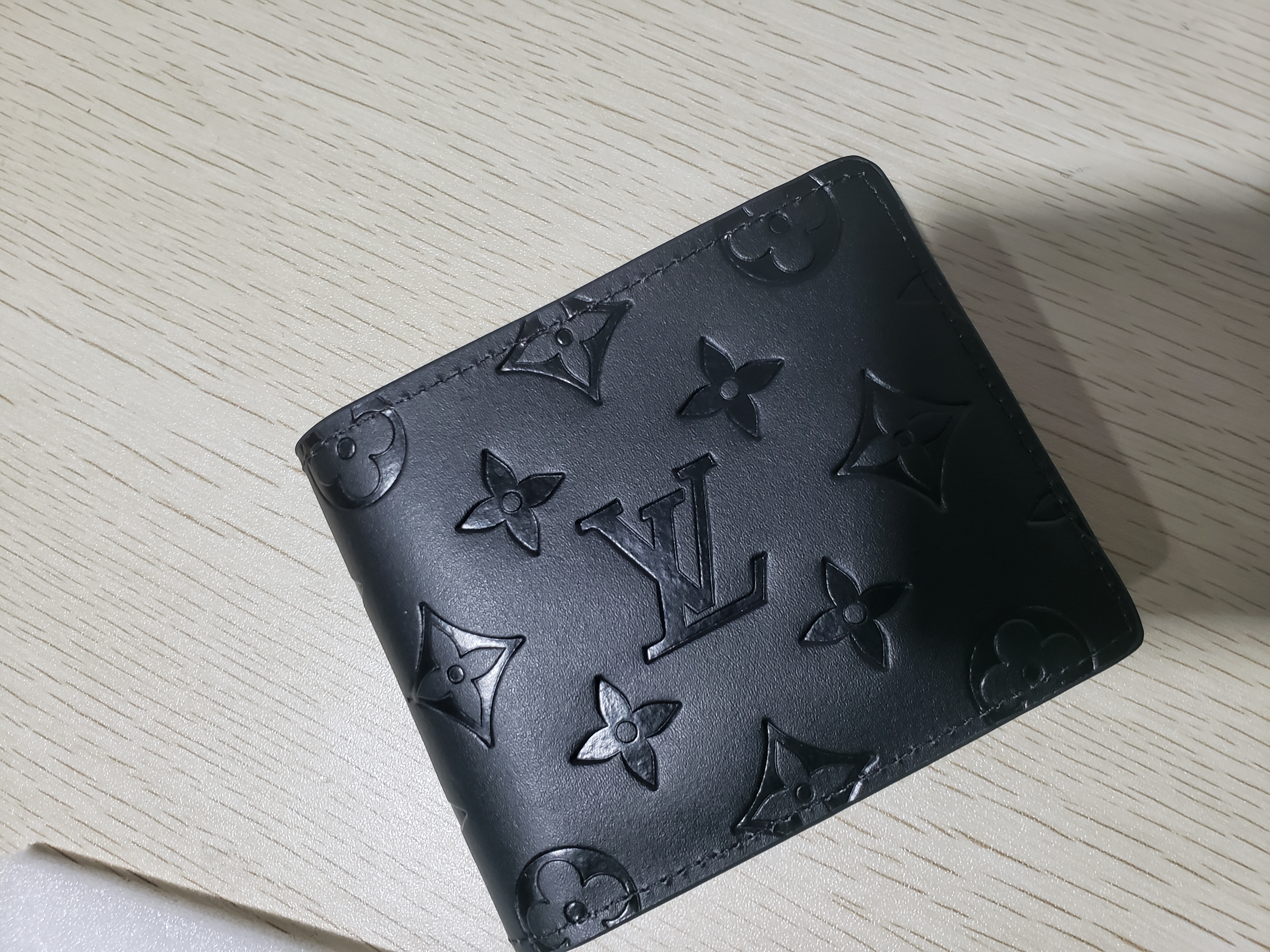 LOUIS VUITTON Multiple Wallet Monogram Shadow Black review Levente Ősi 01
