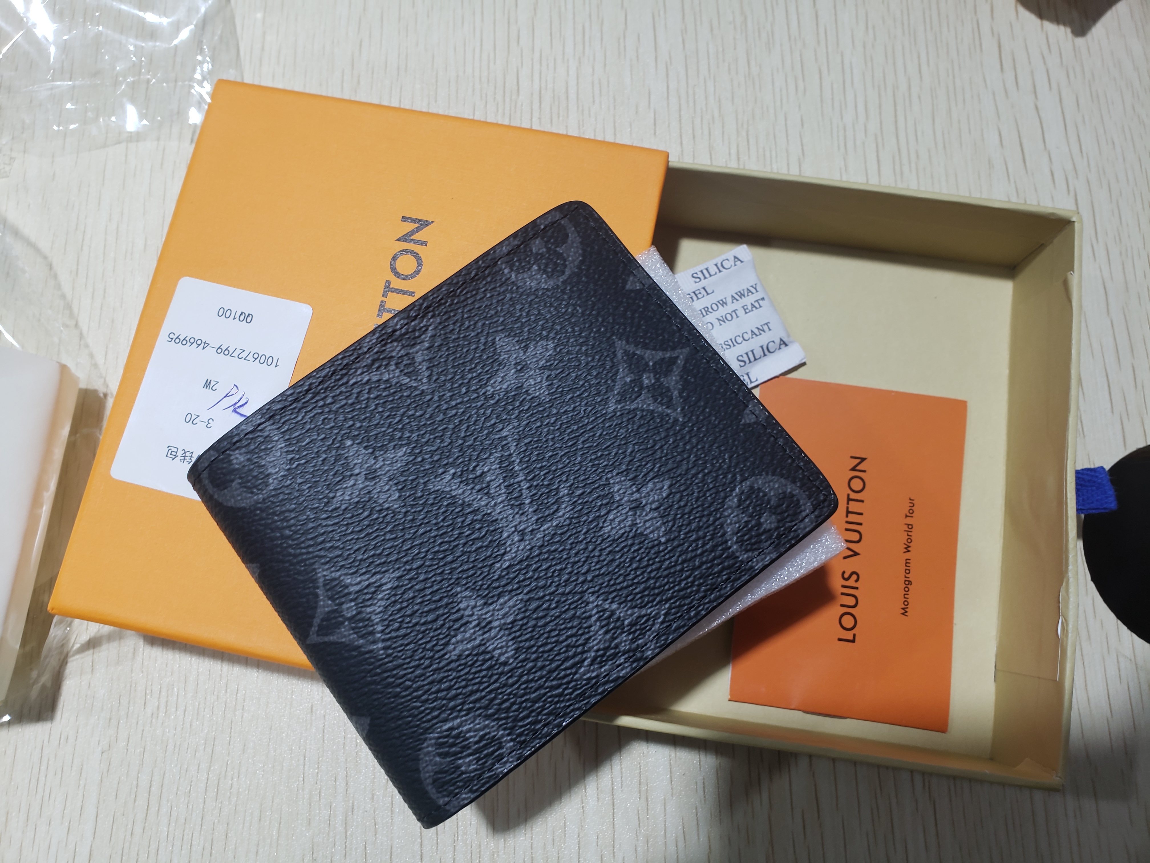 LOUIS VUITTON Wallet Multiple Monogram Eclipse review Yusef Musa 00