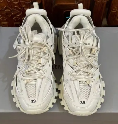 Balenciaga Track White Black 542023 W3AC1 9010 (LED) review Junior R