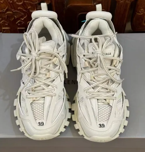 Balenciaga Track White Black 542023 W3AC1 9010 (LED) review 