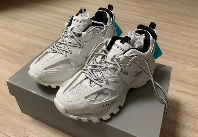 Balenciaga Track White Black 542023 W3AC1 9010 (LED) review Saul Ramirez