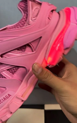 Balenciaga Track Pulm Red  542436 W1GB7 2013 (LED) review 