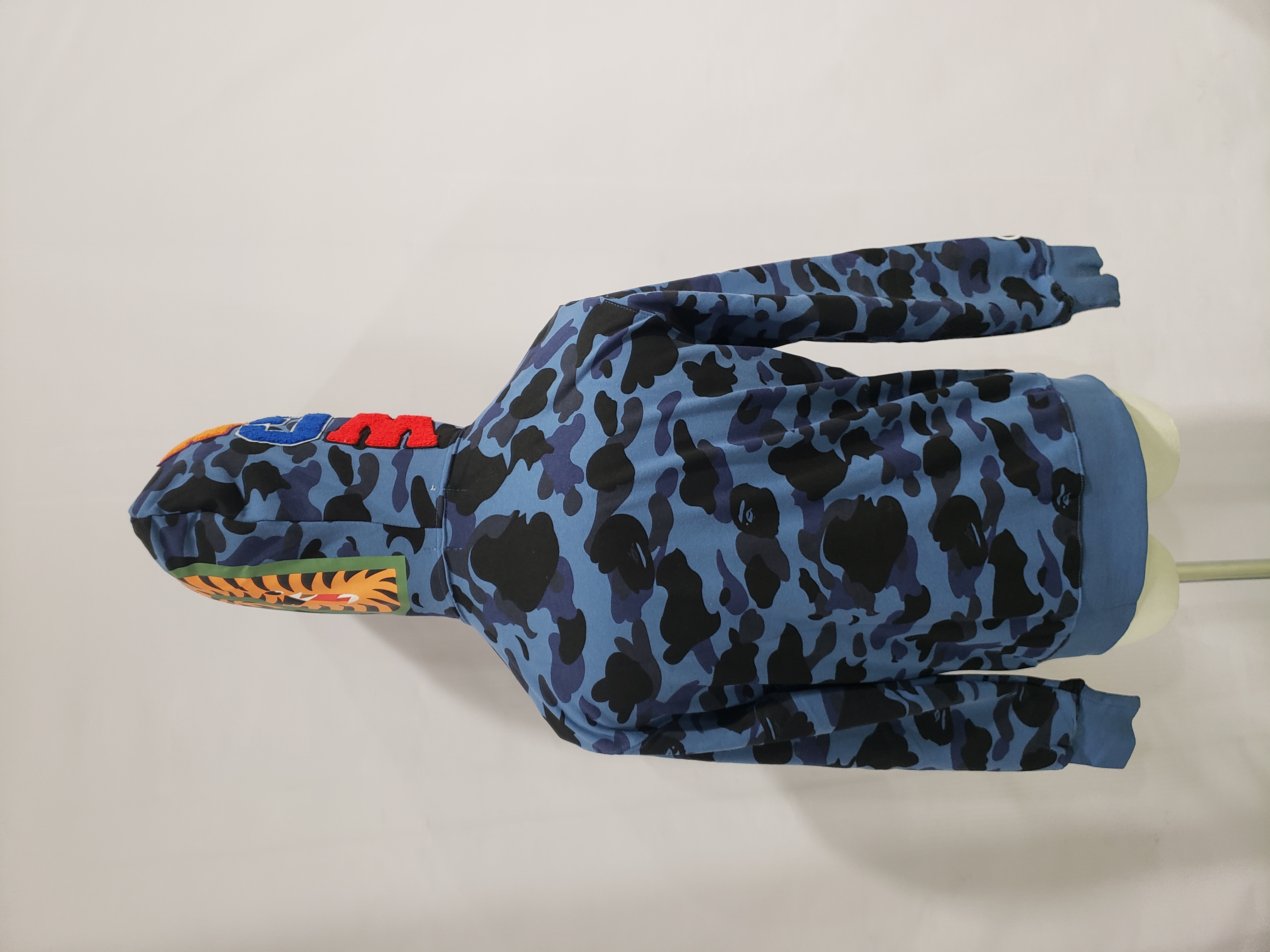 BAPE COLOR CAMO SHARK ZIP HOODIE NAVY 4580793329572 review Jorge Mora 02