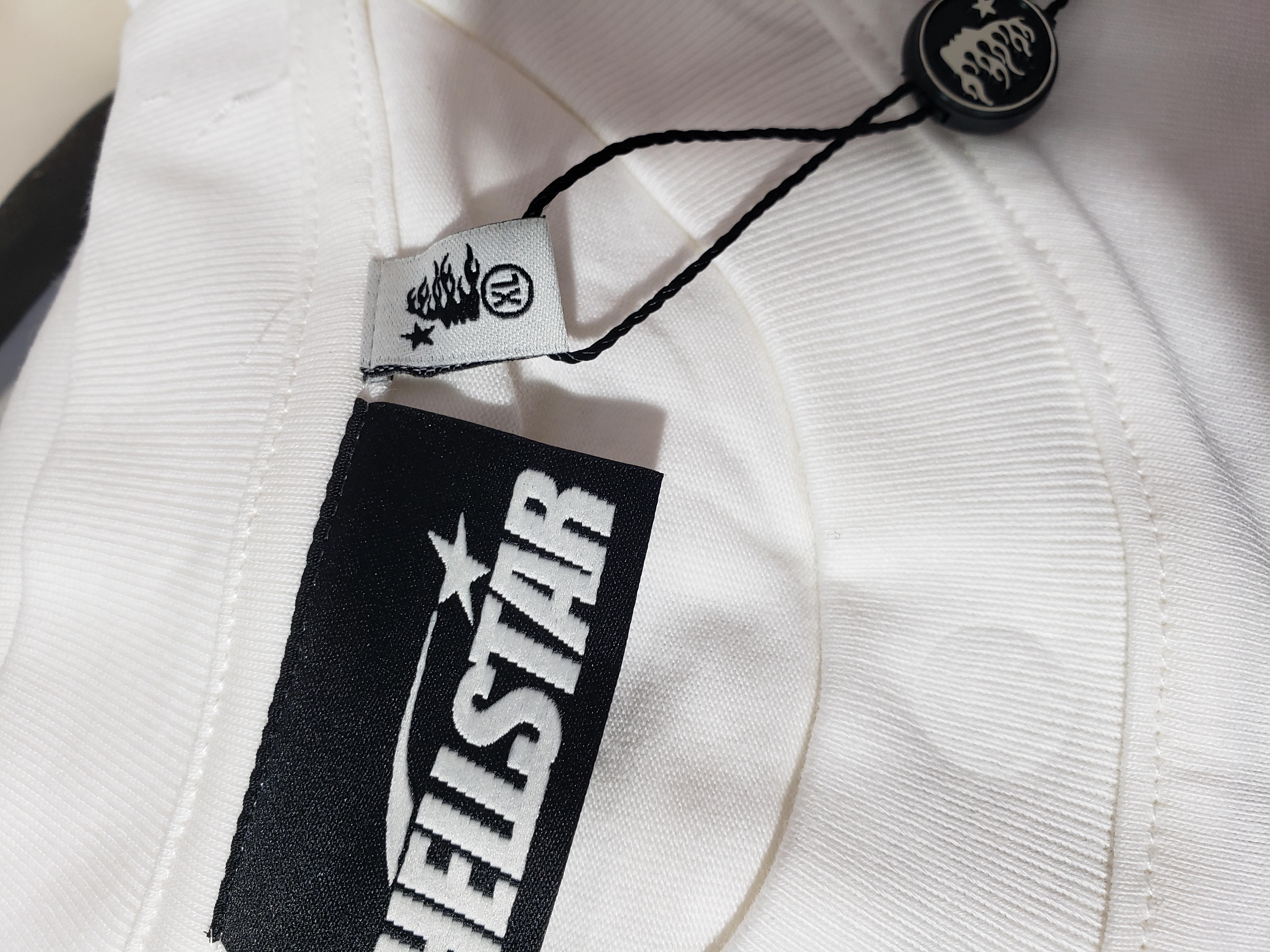 Hellstar Airbrushed Bones Longsleeve White review Roberta Ramírez 01