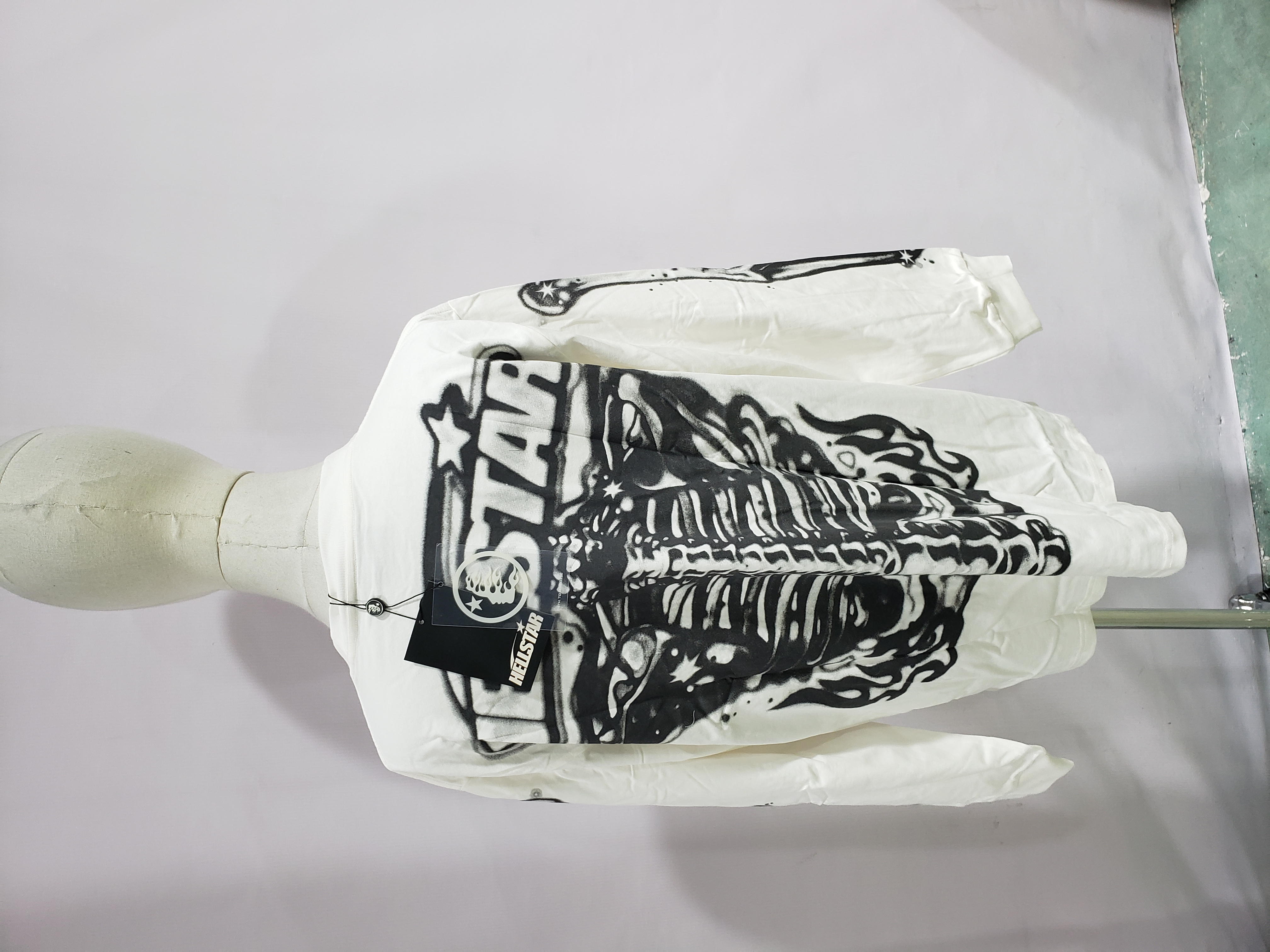 Hellstar Airbrushed Bones Longsleeve White review Roberta Ramírez 04