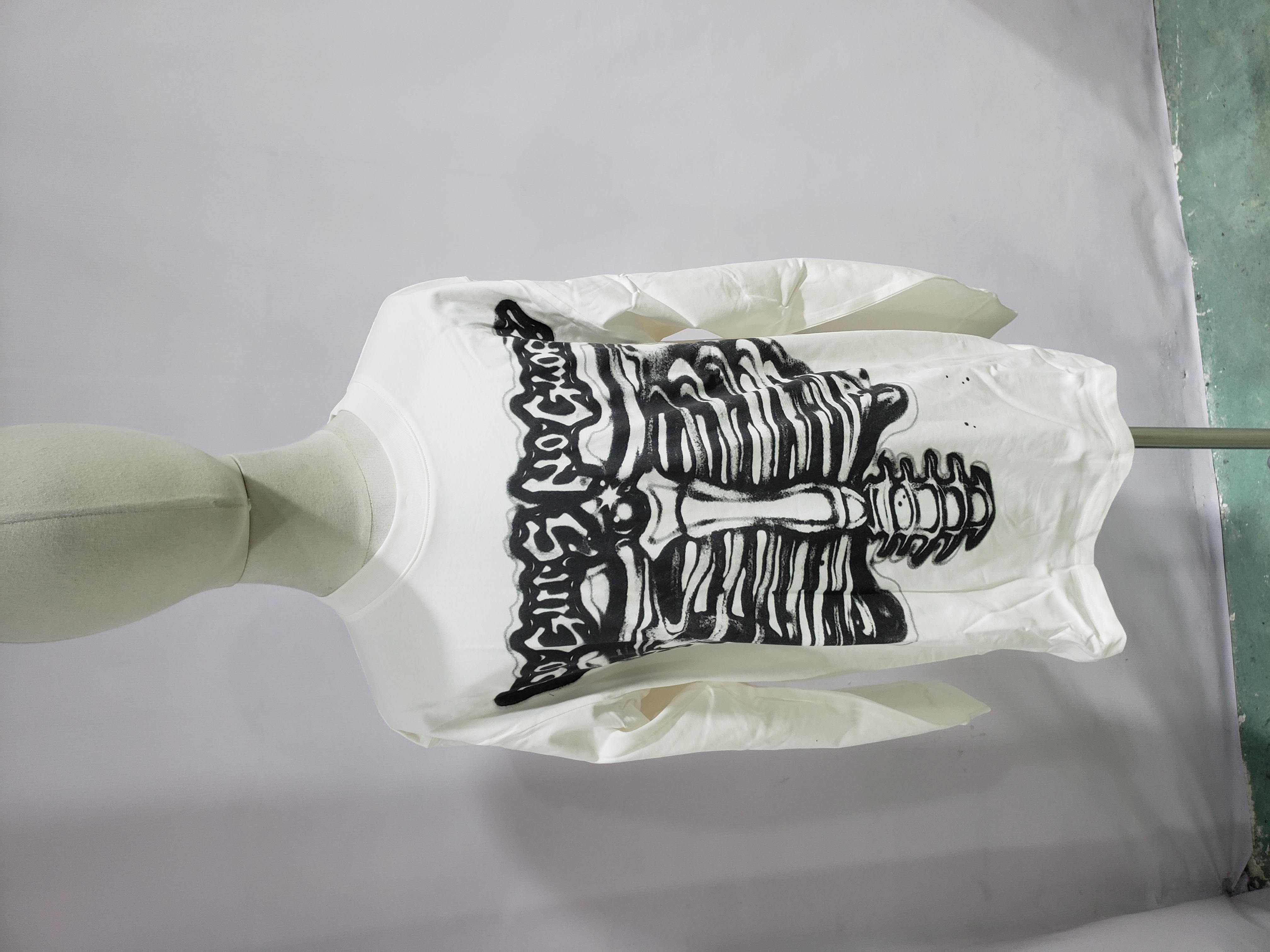 Hellstar Airbrushed Bones Longsleeve White review Roberta Ramírez 02