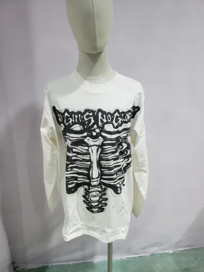 Hellstar Airbrushed Bones Longsleeve White review Roberta Ramírez 01