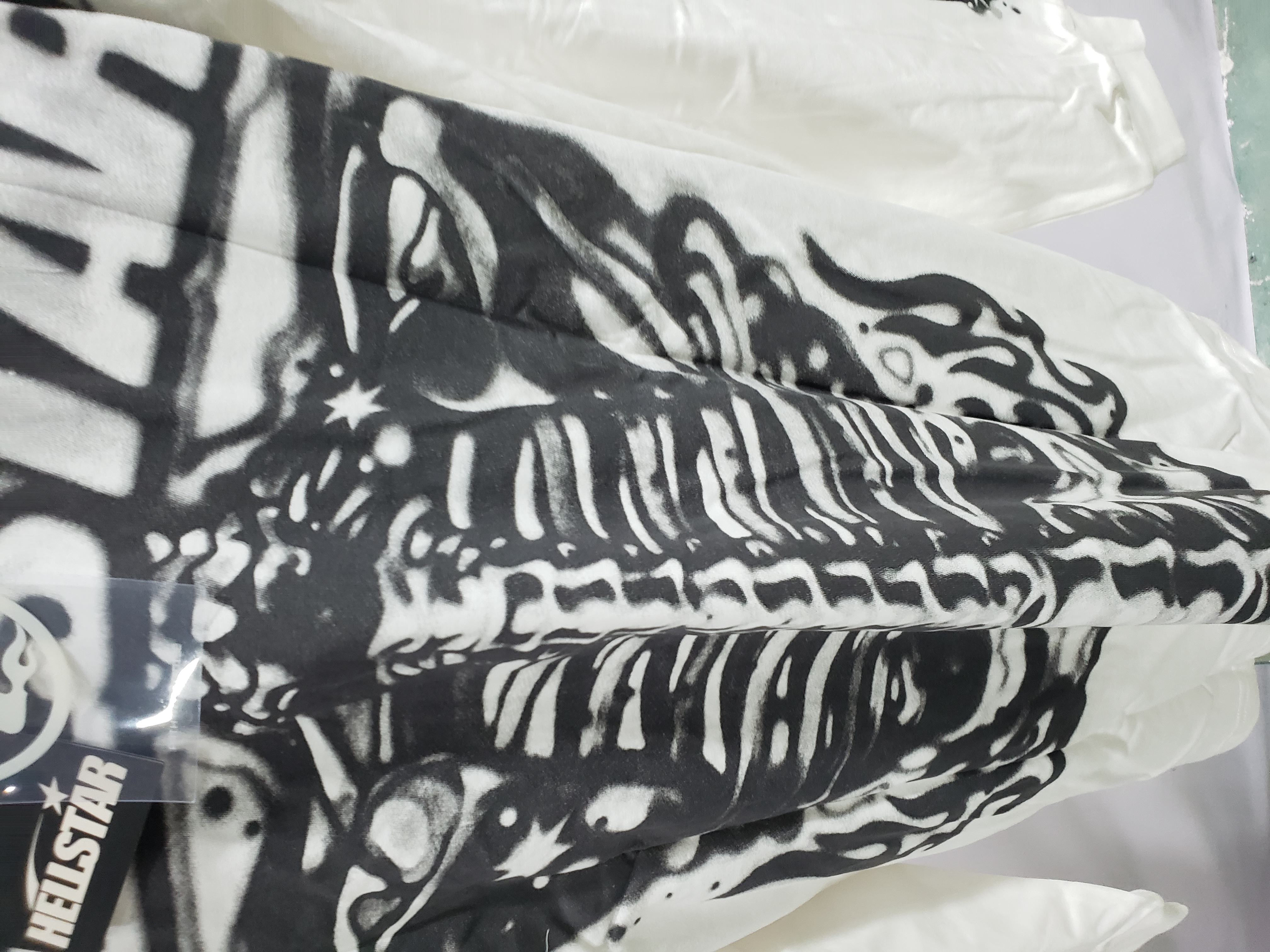 Hellstar Airbrushed Bones Longsleeve White review Roberta Ramírez 05